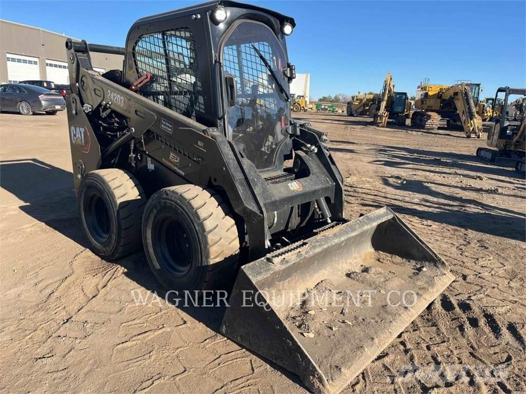 CAT 242D3 HF Мини товарачи
