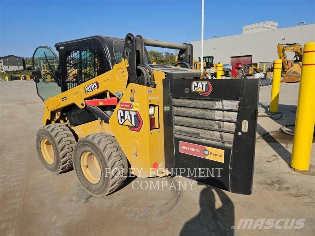 CAT 242D3STD2C Мини товарачи
