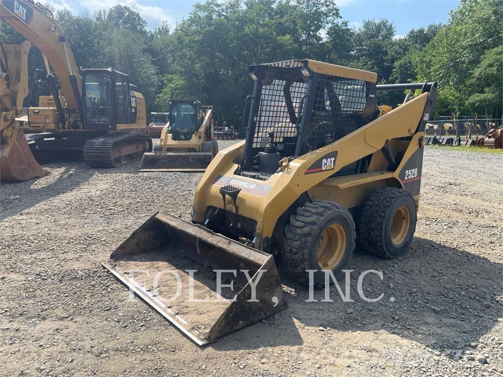 CAT 252B Мини товарачи
