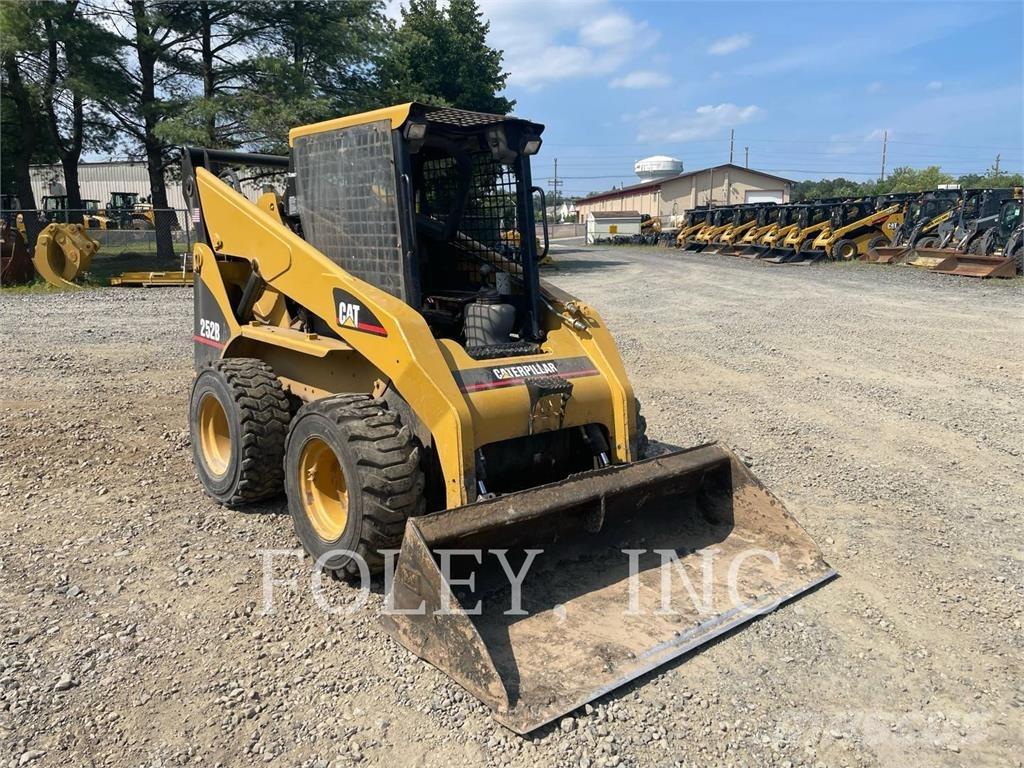 CAT 252B Мини товарачи
