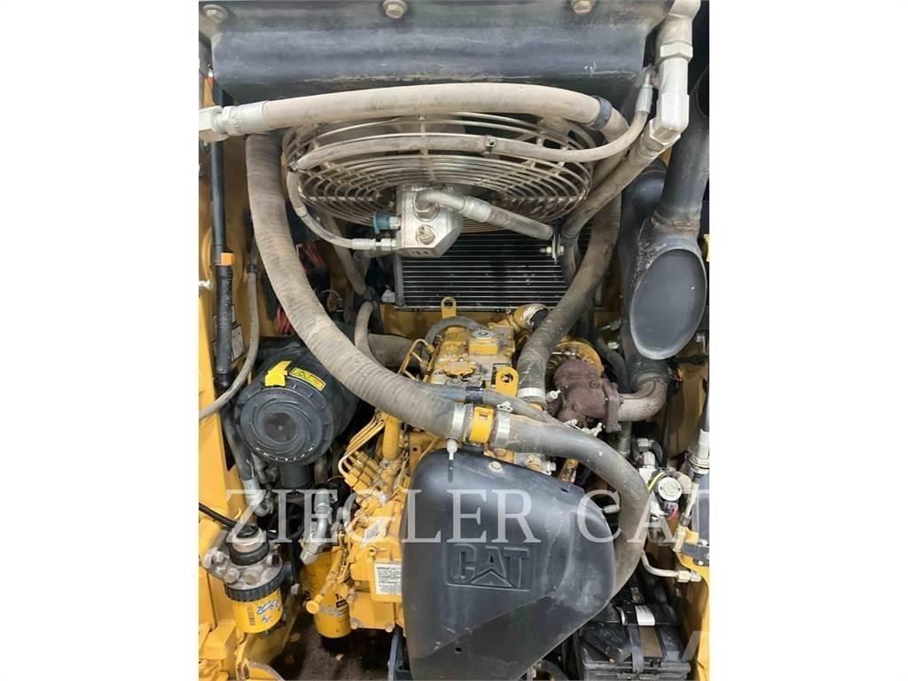 CAT 257B2 Верижен товарач