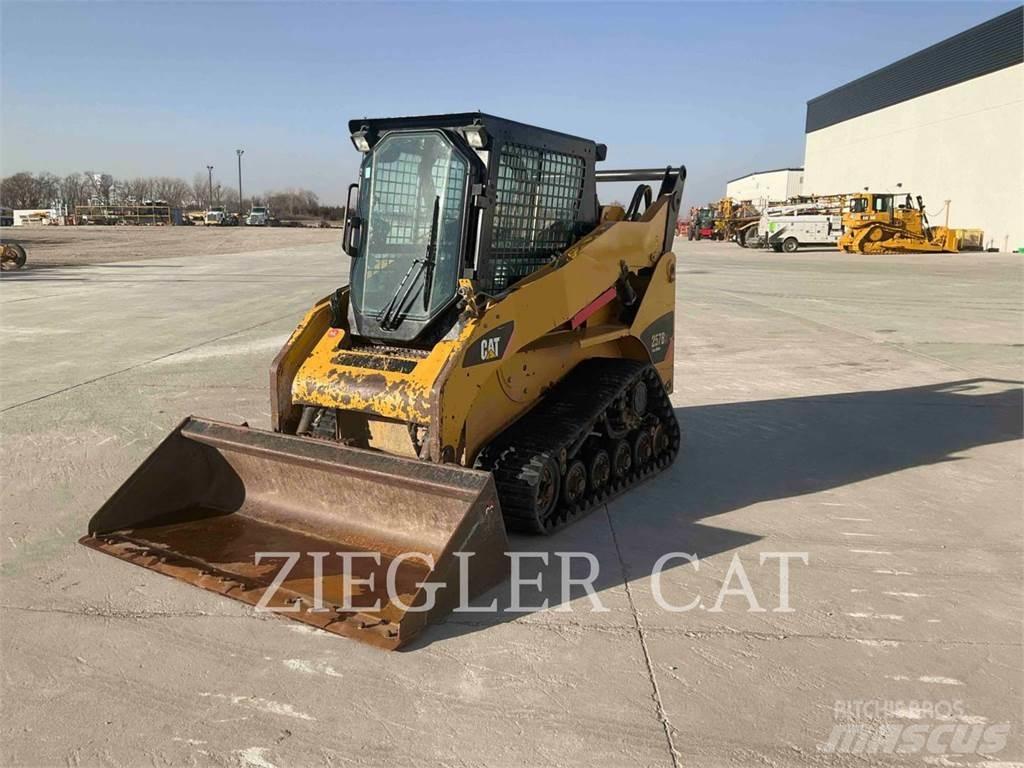 CAT 257B3 Верижен товарач