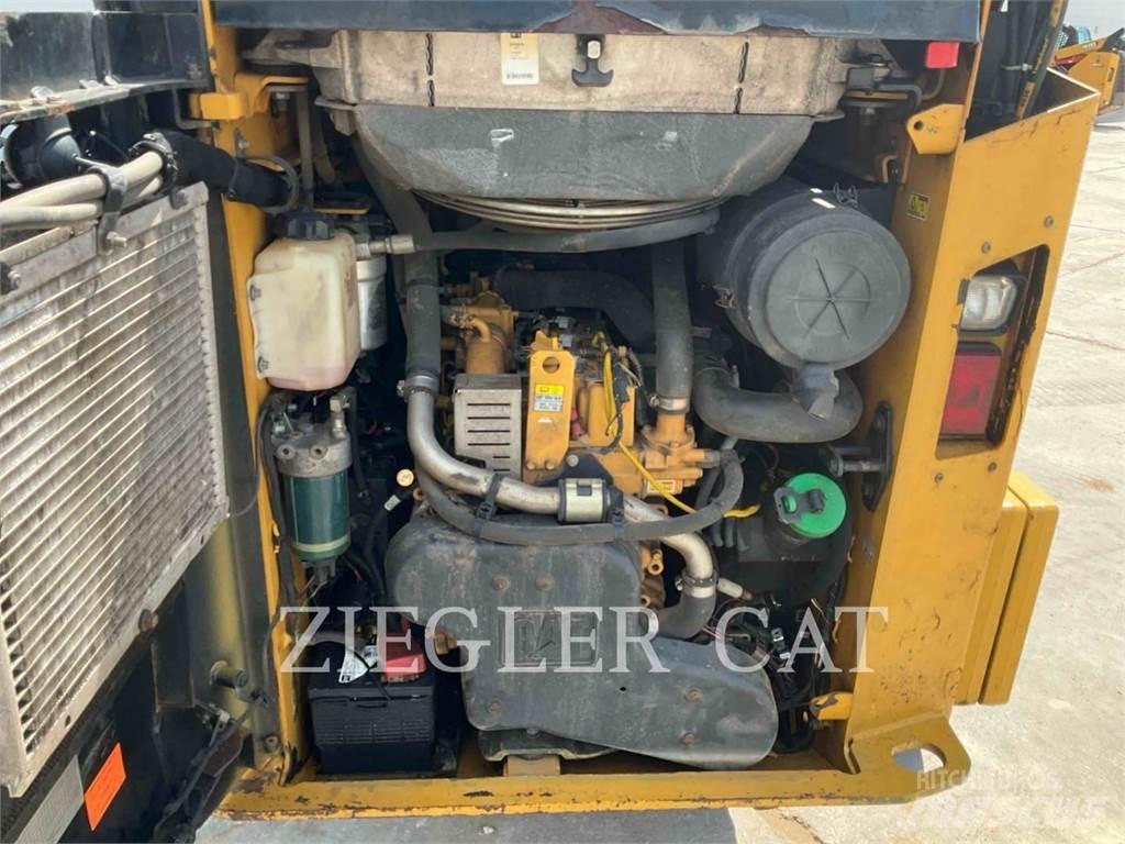 CAT 257D Верижен товарач