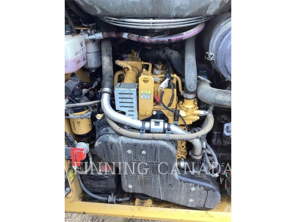 CAT 259D3 Верижен товарач