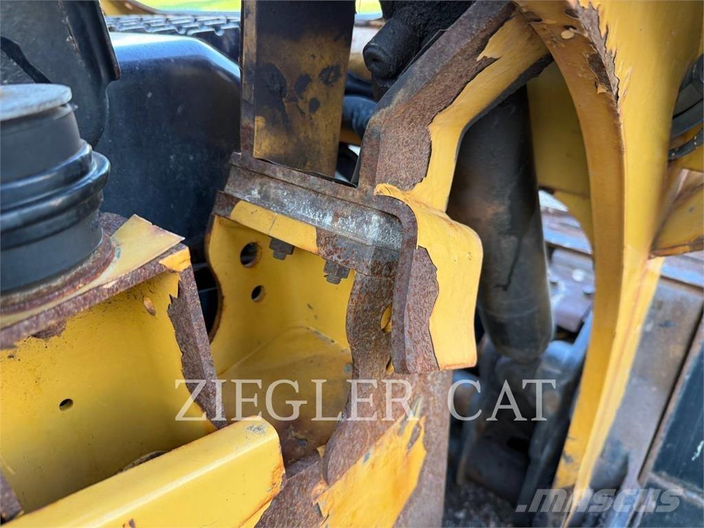 CAT 259D3 Верижен товарач