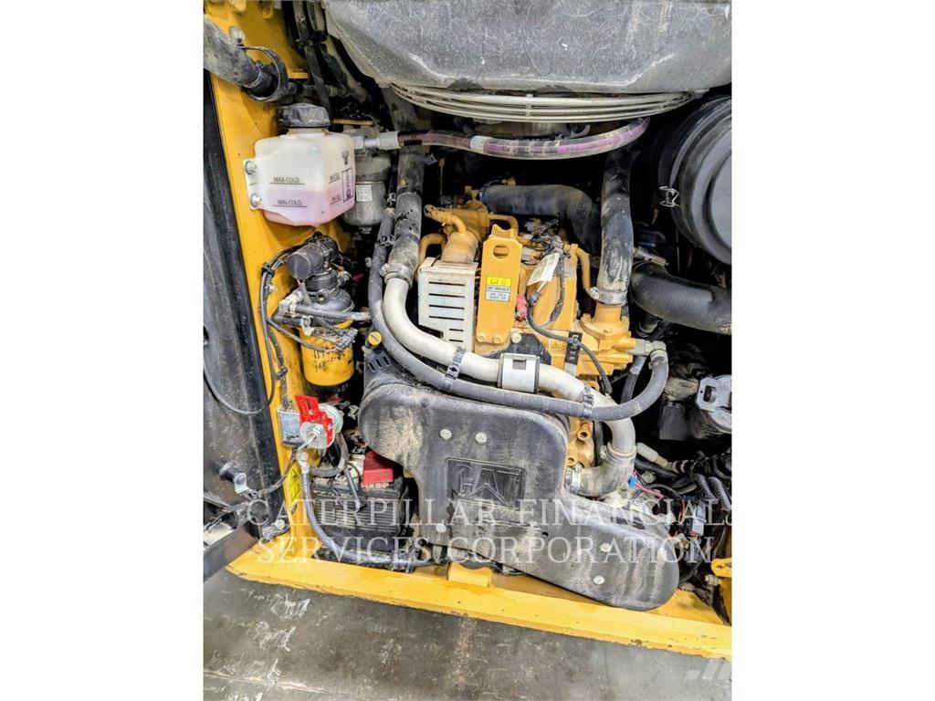 CAT 259D3 Верижен товарач