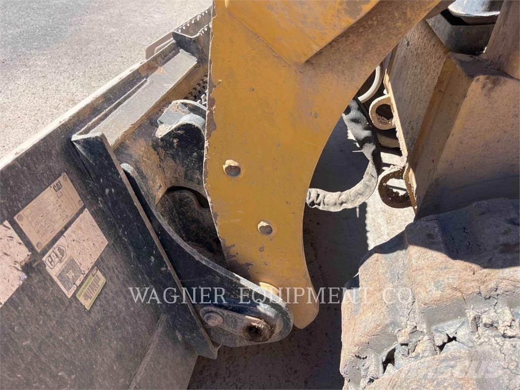 CAT 259D3 Верижен товарач