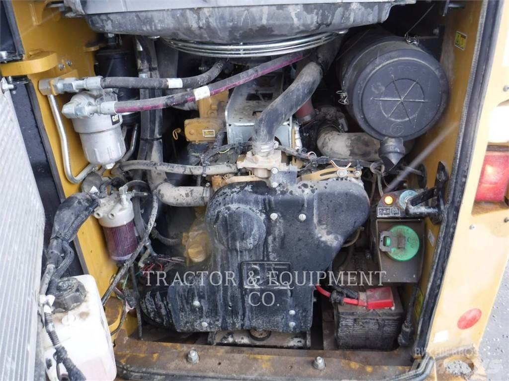 CAT 272D2 H2CB Мини товарачи
