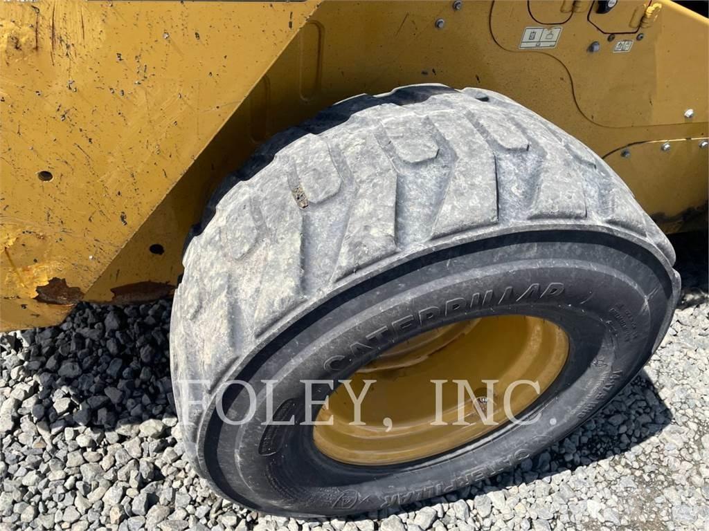CAT 272D2XHP Мини товарачи
