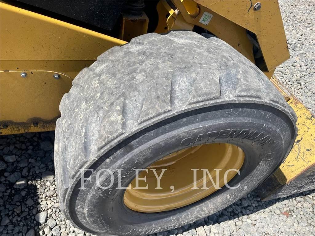 CAT 272D2XHP Мини товарачи
