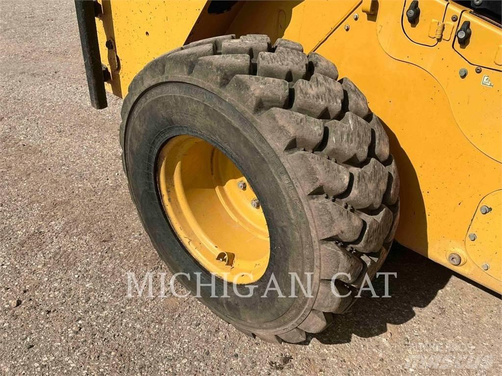 CAT 272D2XHP AQ Мини товарачи
