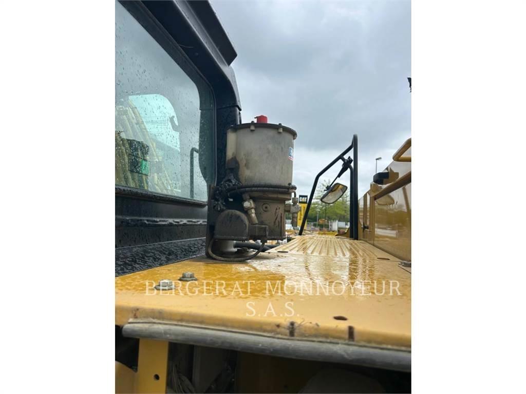 CAT 320 Верижен екскаватор