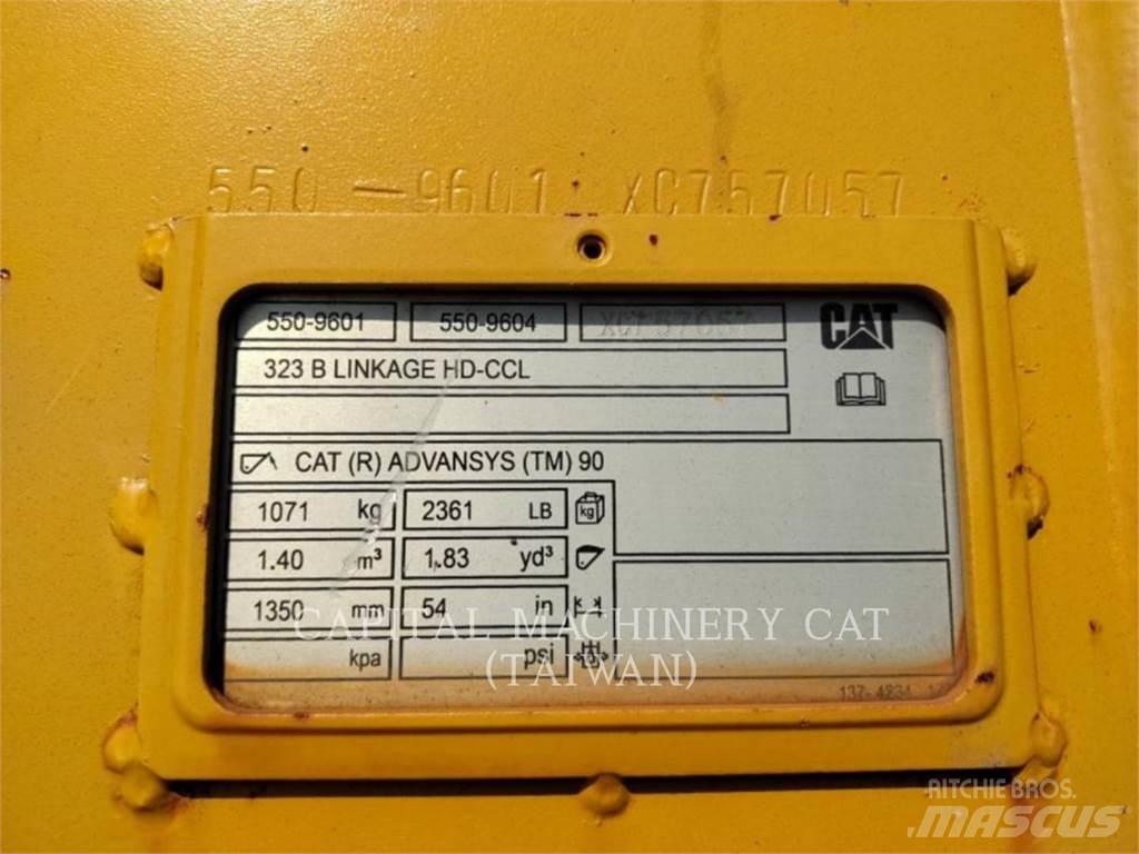 CAT 323 Кофи