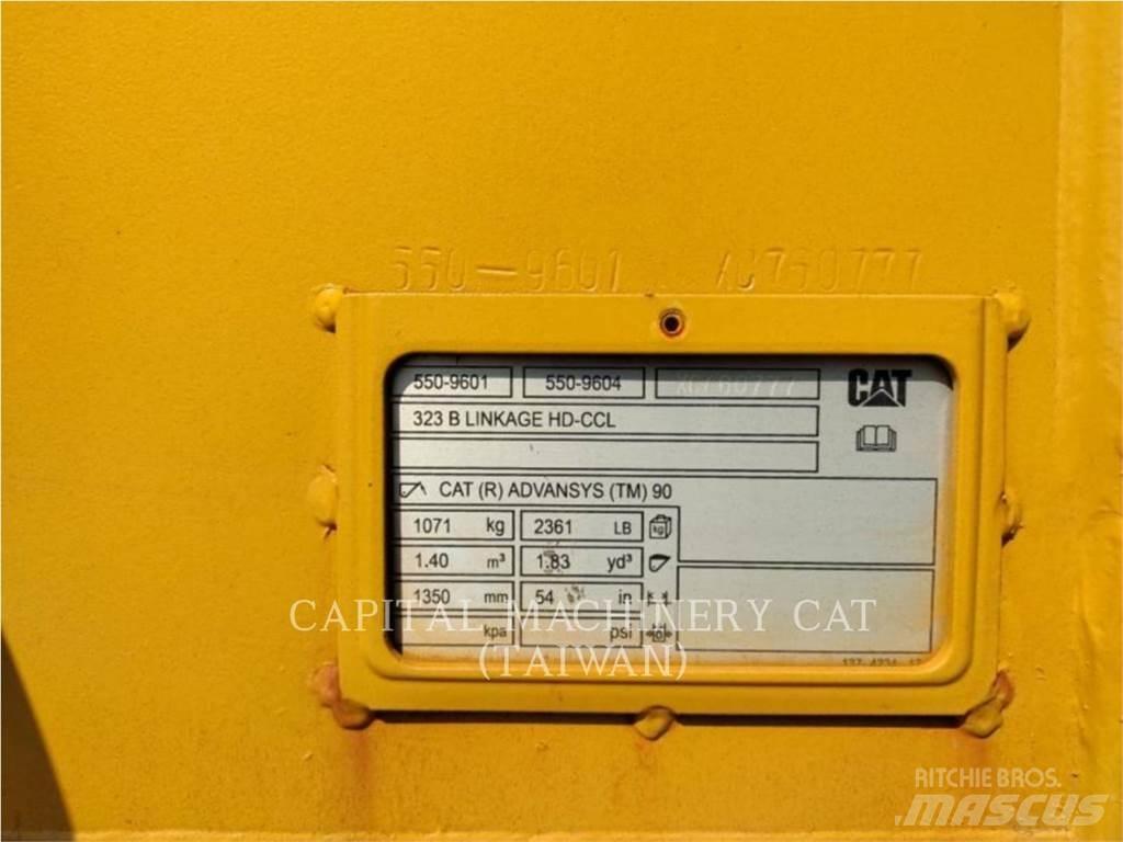 CAT 323 Кофи