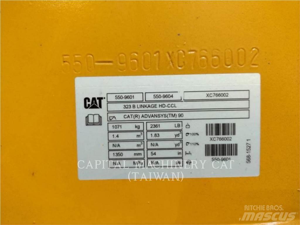 CAT 323 Кофи