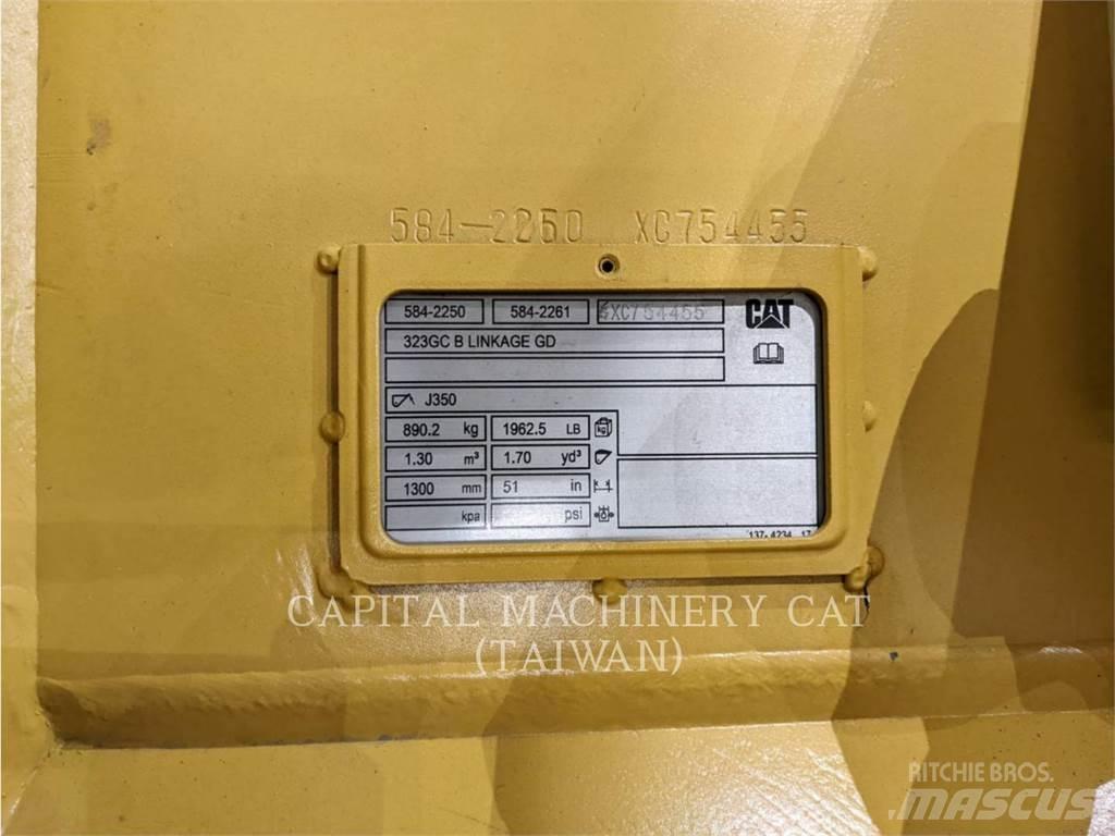 CAT 323GC Кофи