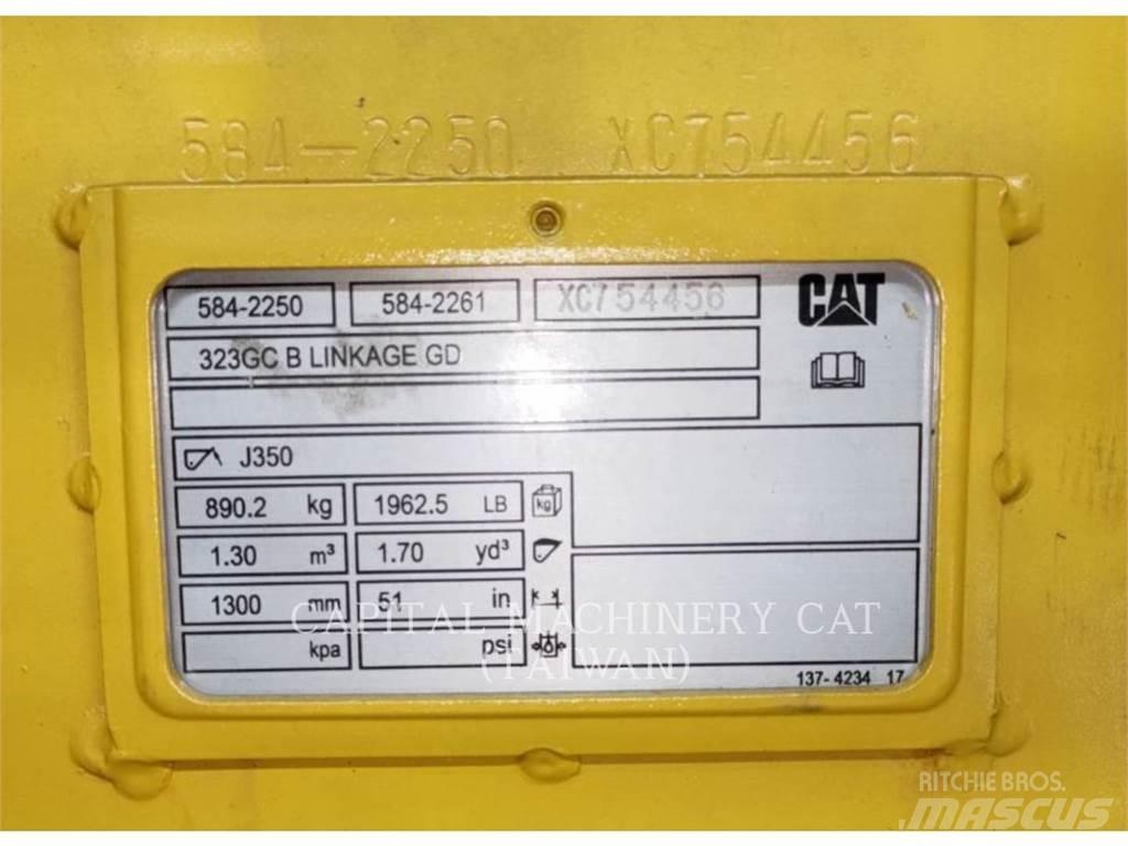 CAT 323GC Кофи