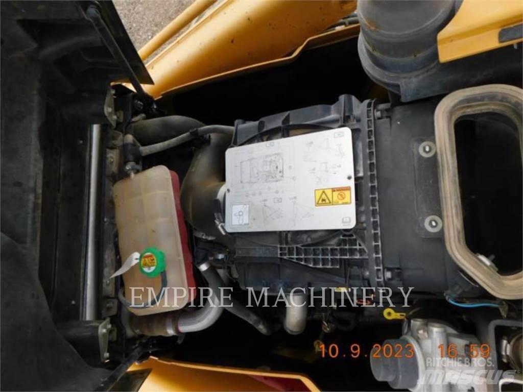 CAT 415F2 4EOP Товарач със заден ексватор