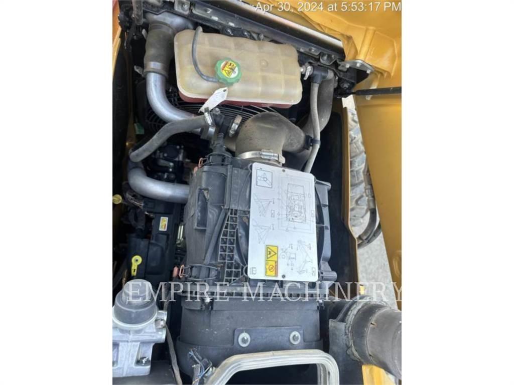 CAT 415F2 4EOP Товарач със заден ексватор