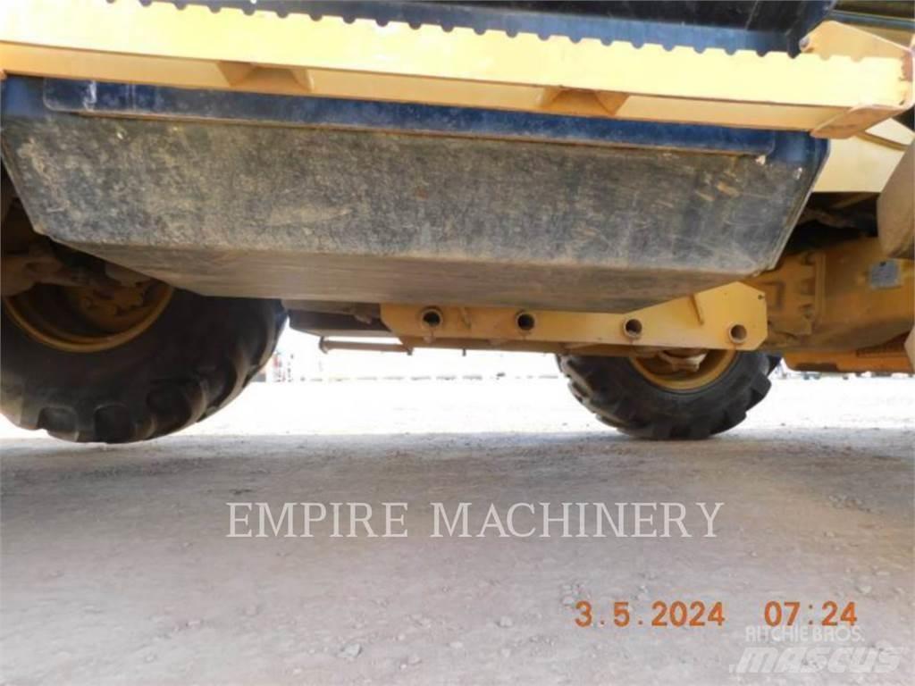 CAT 416F2 4EO Товарач със заден ексватор