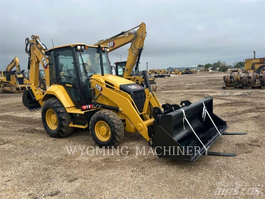 CAT 420 Товарач със заден ексватор