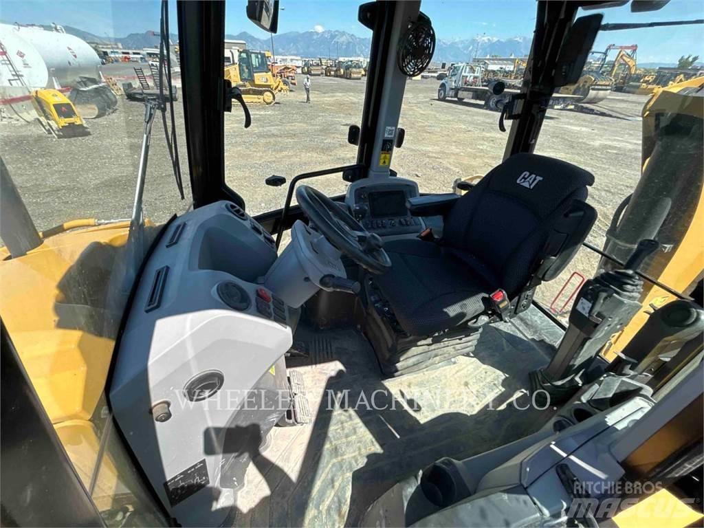 CAT 420 Товарач със заден ексватор
