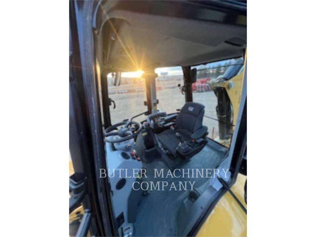 CAT 420 Товарач със заден ексватор