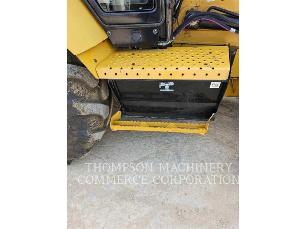 CAT 420 Товарач със заден ексватор