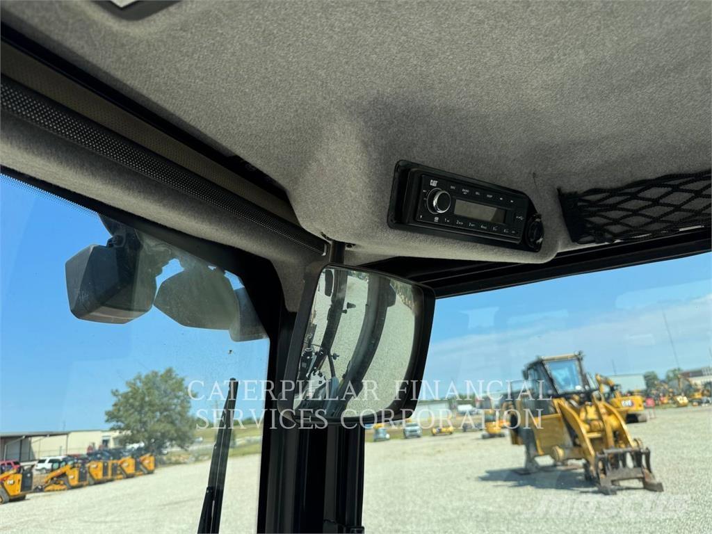CAT 42007 Товарач със заден ексватор