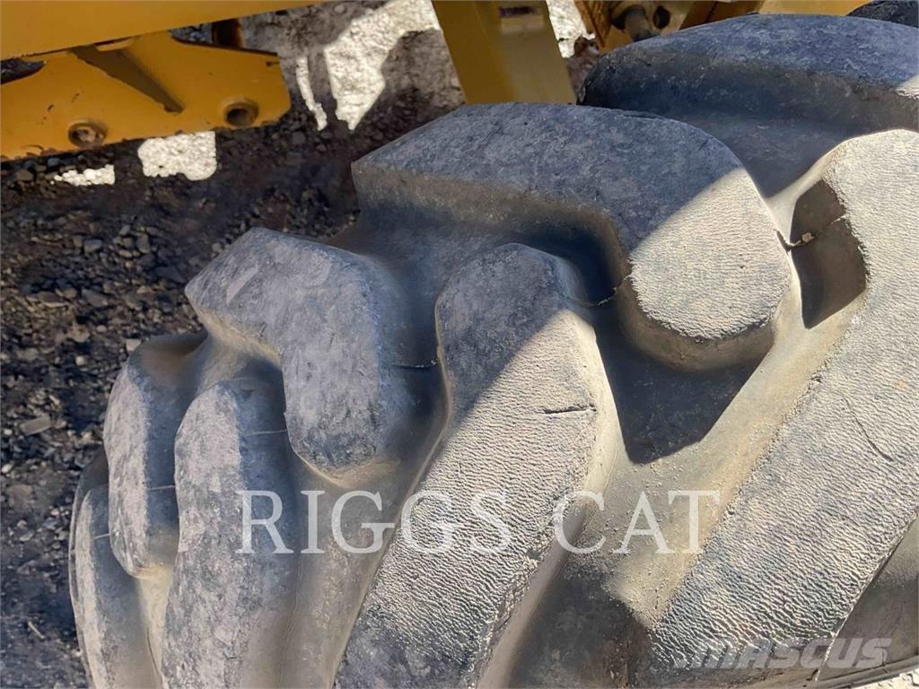 CAT 42007 Товарач със заден ексватор