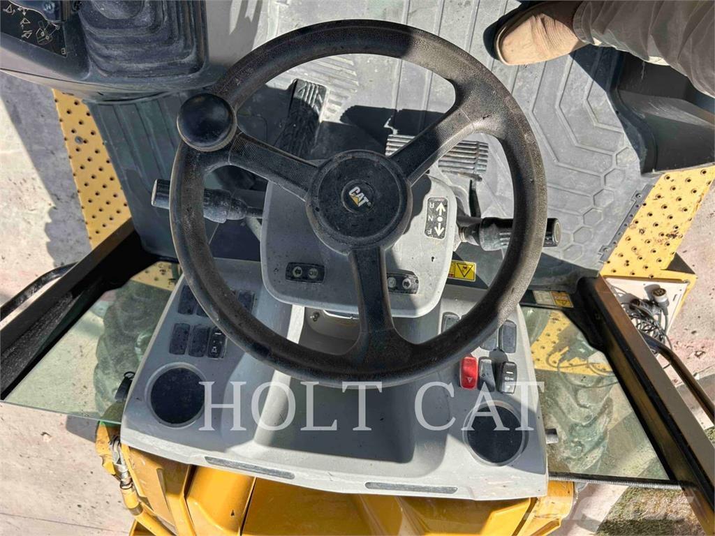 CAT 42007 Товарач със заден ексватор
