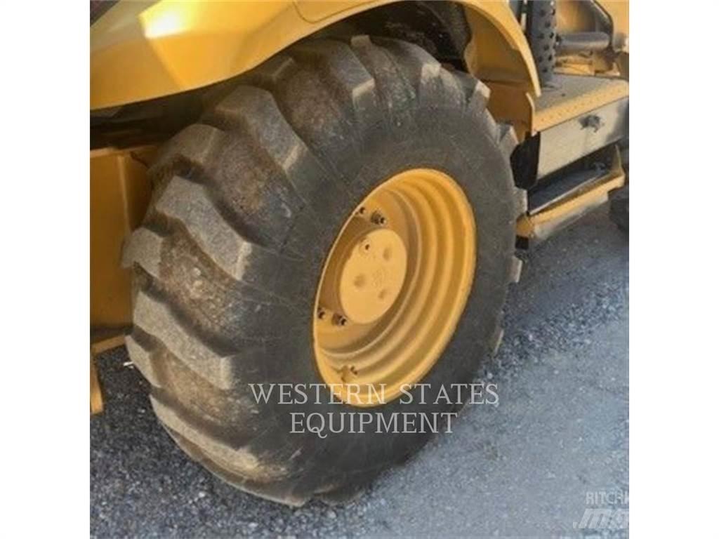 CAT 420F Товарач със заден ексватор