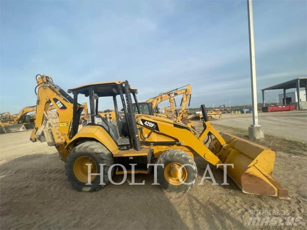 CAT 420F Товарач със заден ексватор