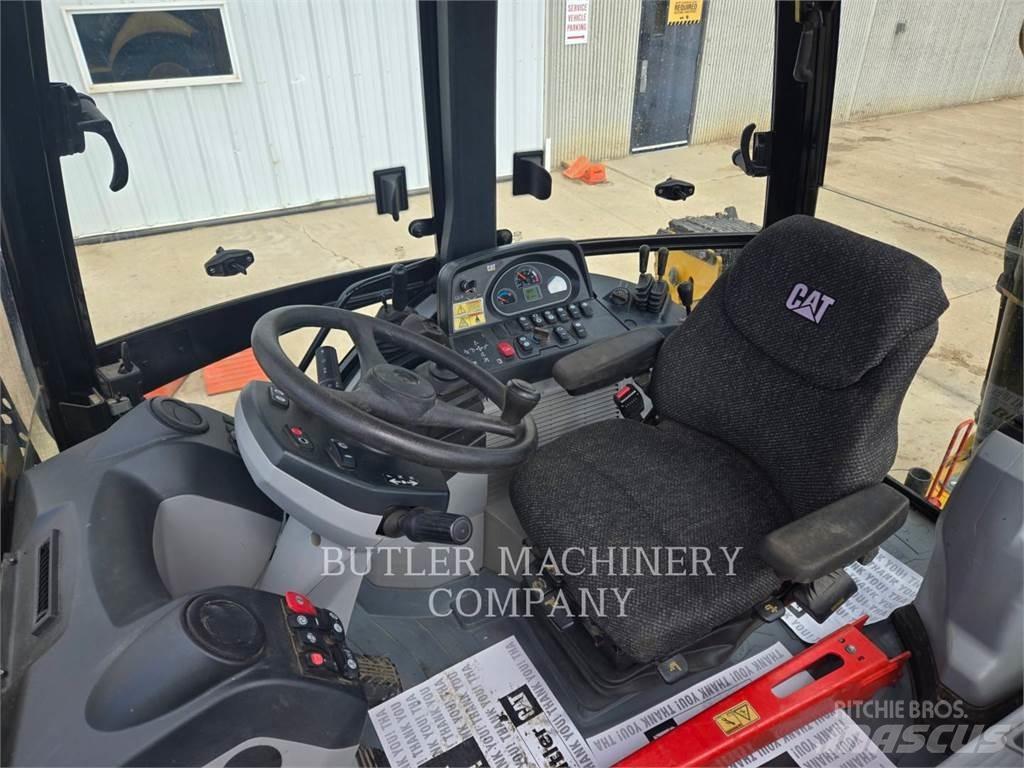 CAT 420F Товарач със заден ексватор