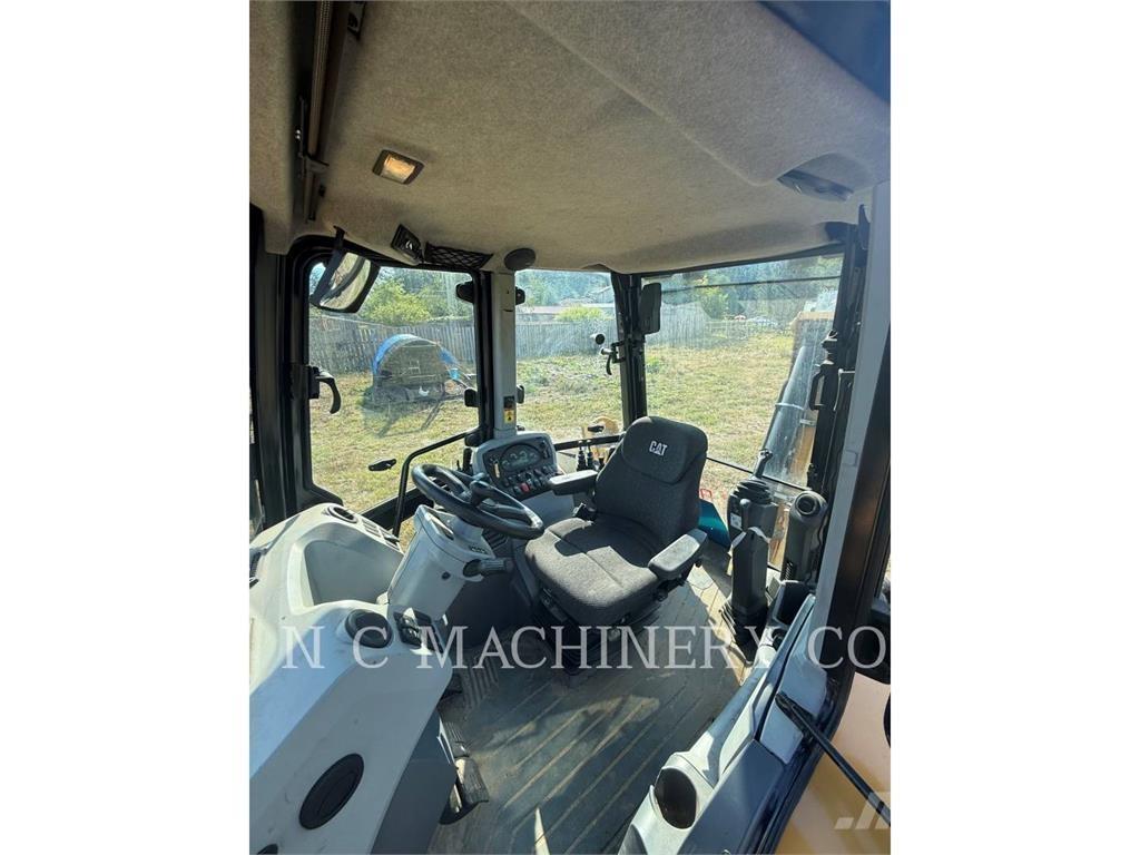 CAT 420F Товарач със заден ексватор