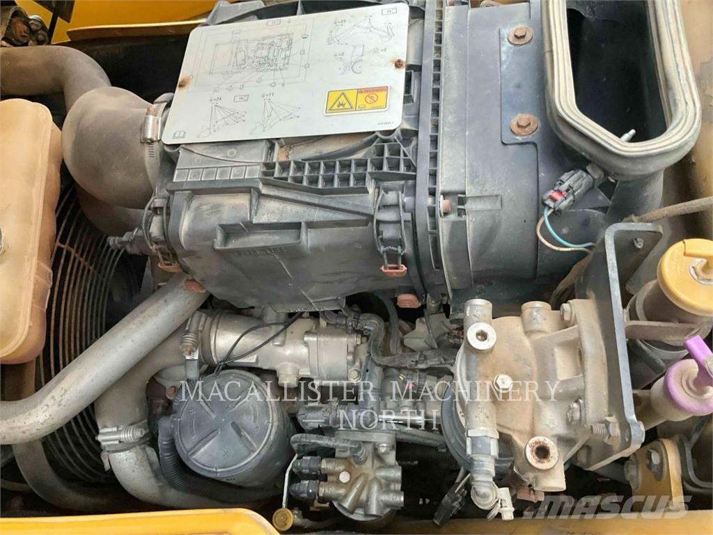 CAT 420F A Товарач със заден ексватор