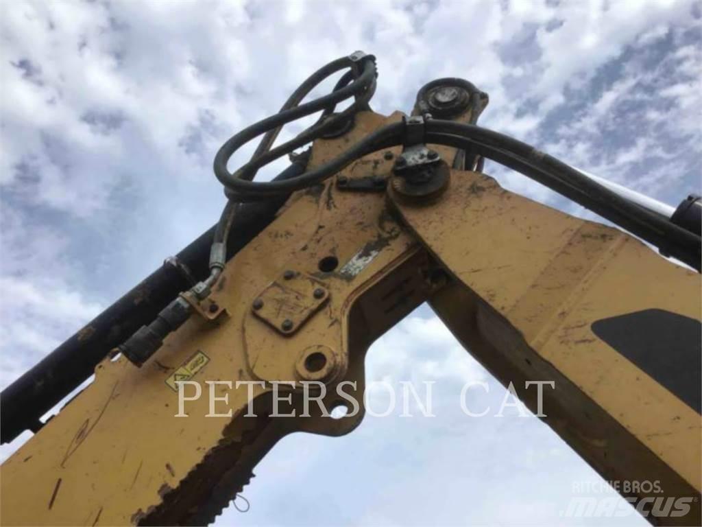 CAT 420F2 Товарач със заден ексватор
