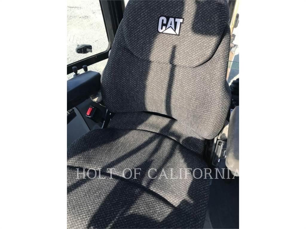 CAT 420F2 Товарач със заден ексватор