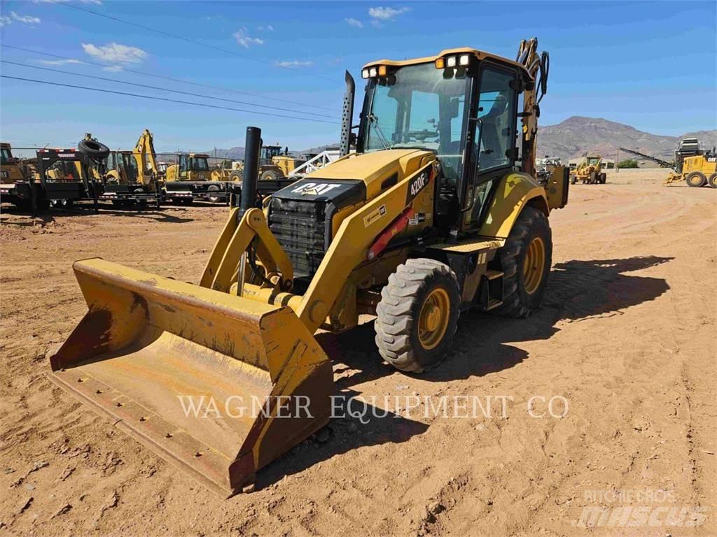 CAT 420F2 Товарач със заден ексватор