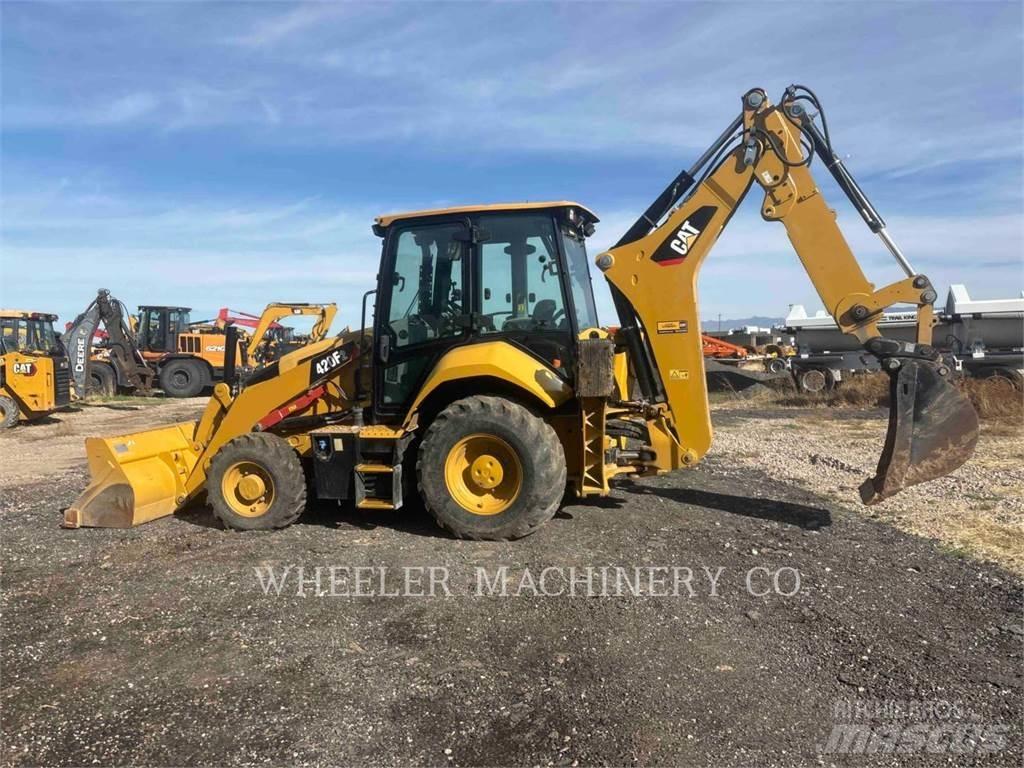 CAT 420F2 Товарач със заден ексватор