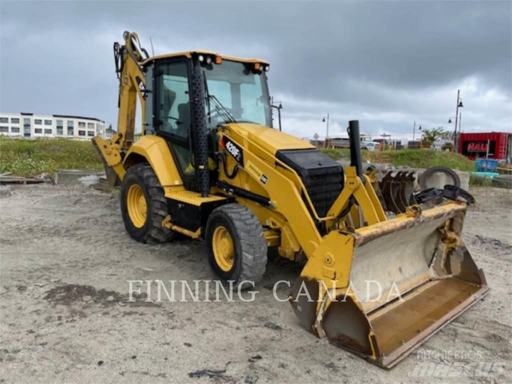 CAT 420F2 Товарач със заден ексватор