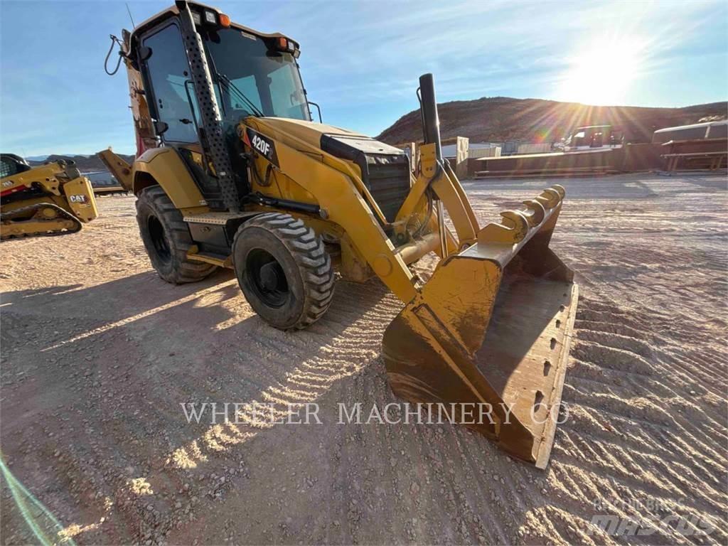 CAT 420F2 Товарач със заден ексватор