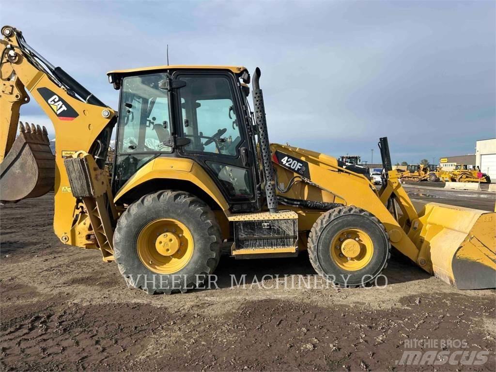 CAT 420F2 Товарач със заден ексватор