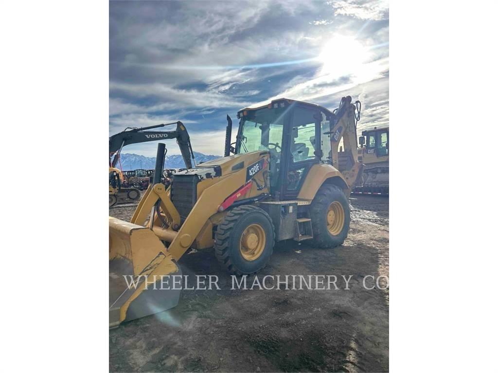 CAT 420F2 Товарач със заден ексватор