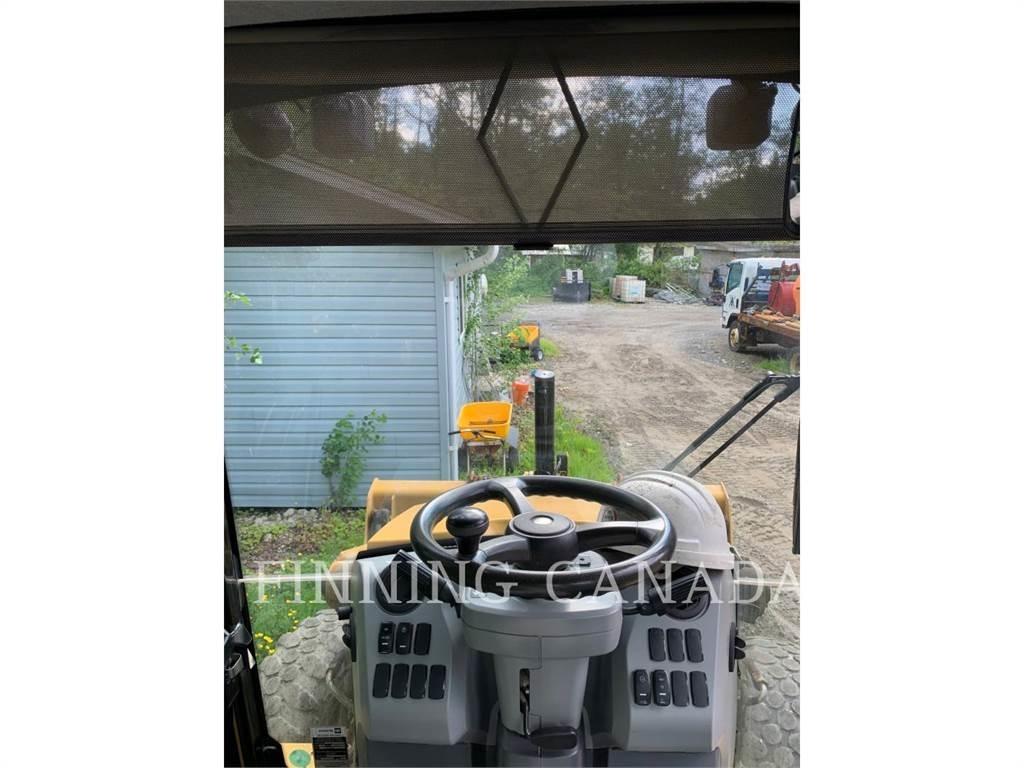 CAT 420F2 Товарач със заден ексватор
