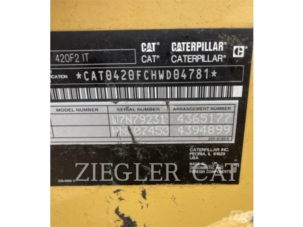 CAT 420F2 Товарач със заден ексватор