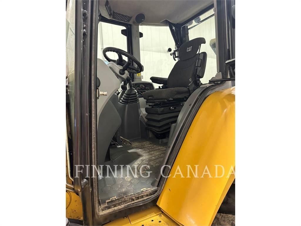 CAT 420F2 Товарач със заден ексватор