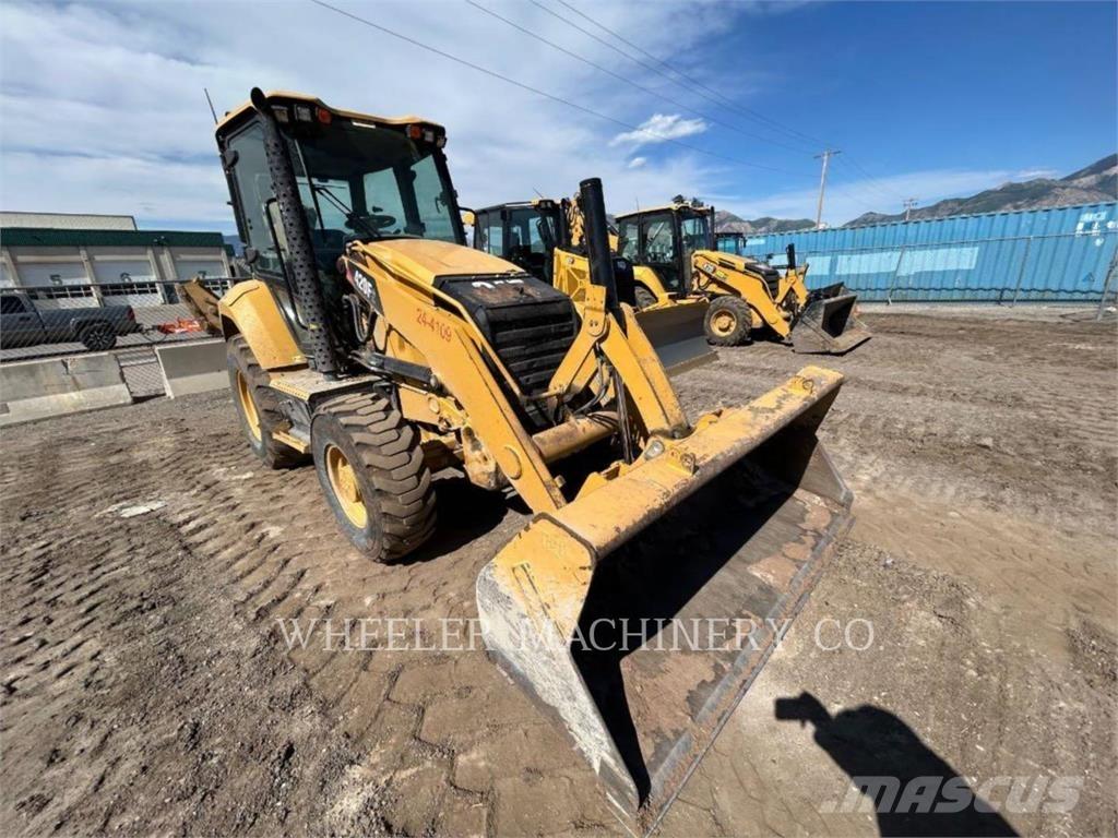 CAT 420F2 Товарач със заден ексватор