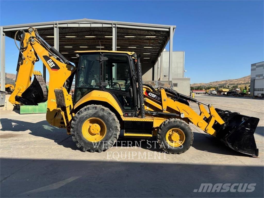 CAT 420F2 Товарач със заден ексватор