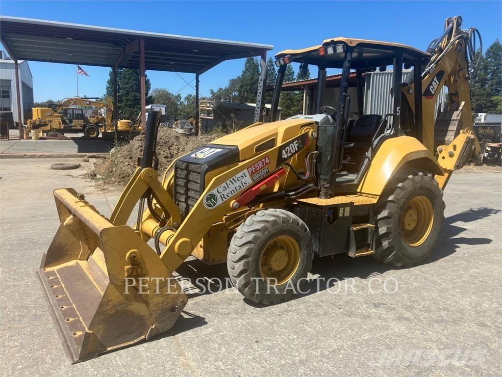 CAT 420F2 Товарач със заден ексватор